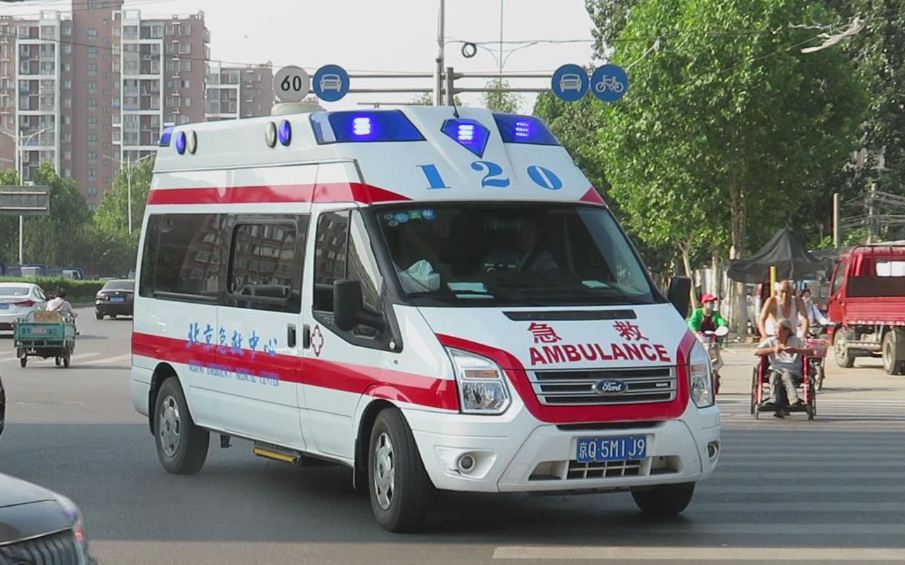 北京房山 罕见样式急 救车出警