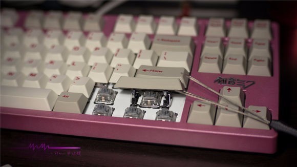 机械键盘的空格键如何拆,我见别人向一个方向