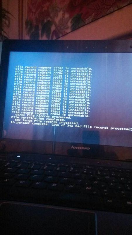 电脑开机出现好多英文怎么回事,好像是在自己