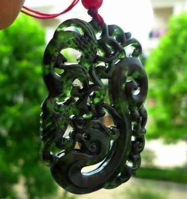 我有个石头,墨绿色,手电筒照上面有些透明的绿,这是什么石头?