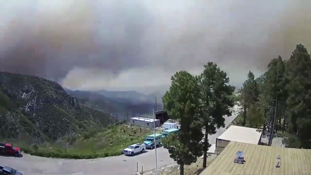 [图]TIMELAPSE- Firefighters work to protect structures on Mt. Lemmon