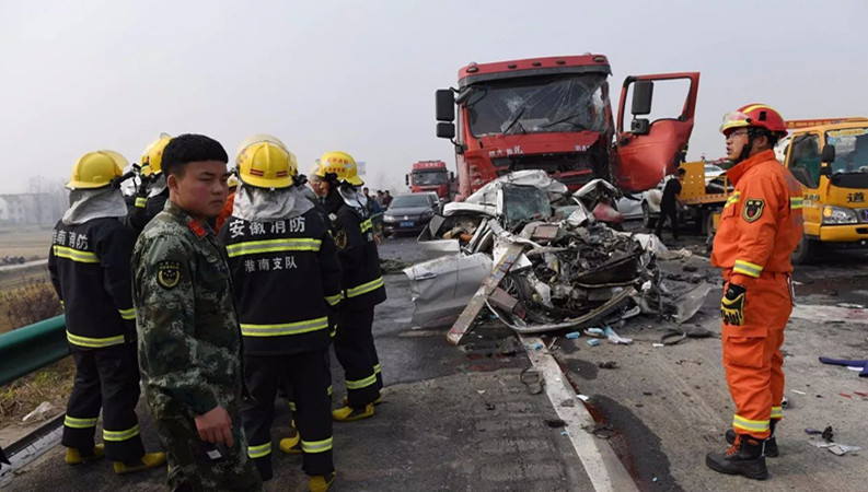 车祸18人死亡致高速拥堵_安徽高速车祸18人死亡致高速拥堵 避难青年在