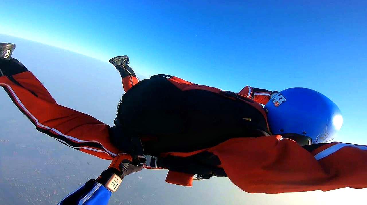 翔大 b>单人 /b>高空 b>跳伞视频 /b>,人在高空自由落体原来是这个