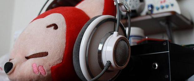 为什么电脑插上耳机后扬声器还会响