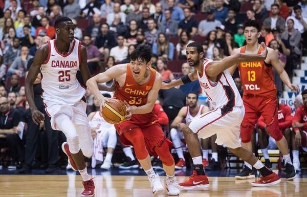 随后双方发生了冲突:加拿大队本内特狠狠的推到了中国队球员陆文博