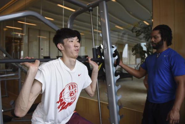 周琦与火箭合同中年薪多少?