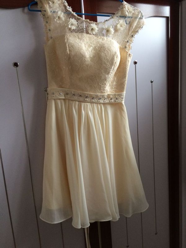 香槟色的伴娘服搭配灰色鞋子好看吗?