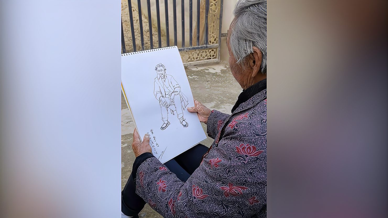 爱美爱到老 88岁老奶奶凝视 b>肖像画 /b>:像我 就是 b>眼睛 /b>画小