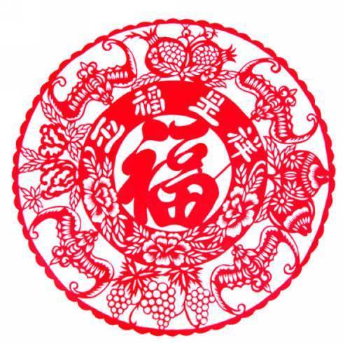所以在中国传统艺术中经常用蝙蝠图案寓意"福",如下图福字周围的蝙蝠