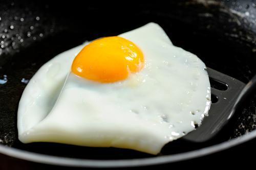 煮熟的鸡蛋蛋白表面有小黑点是为什么