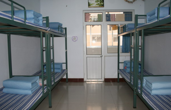 据报道近日,陕西汉中中学有学生打来电话称,他们学校在开家长会时,向