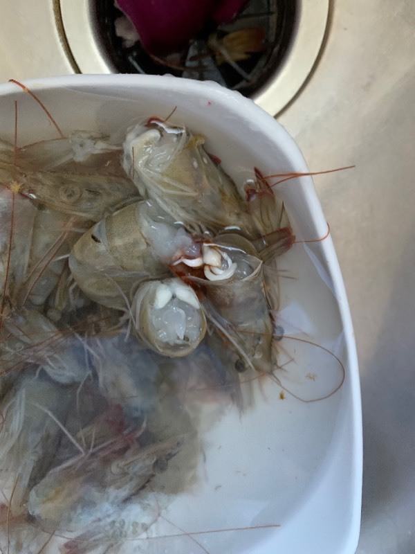 冷冻海虾剪开头,发现头里面有多条白色条状,是不是寄生虫?