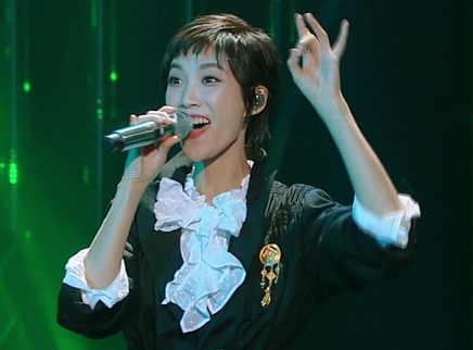 英姿飒爽美极了 苏诗丁《舍离断》唱出一份洒脱