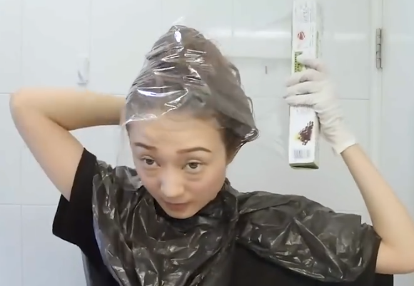 4,弄好之后,我们用保鲜膜把头发包裹起来,等待20分钟左右.