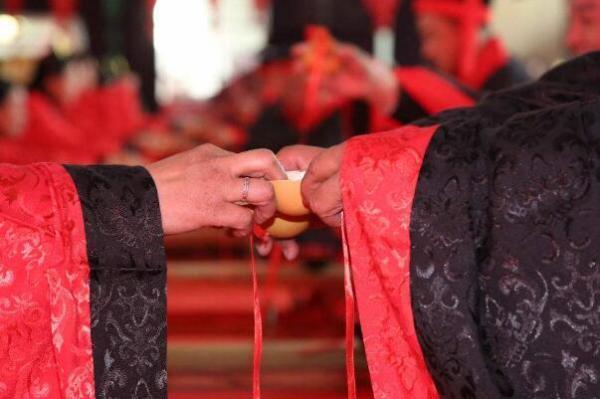 剖一瓠为两瓢,新婚夫妇各执一瓢,斟酒以饮.后多以"合卺"代指成婚.
