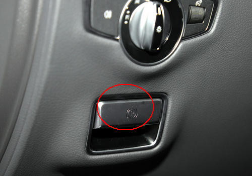 四,按一下奔驰s600的一键启动按键,将发动机启动.