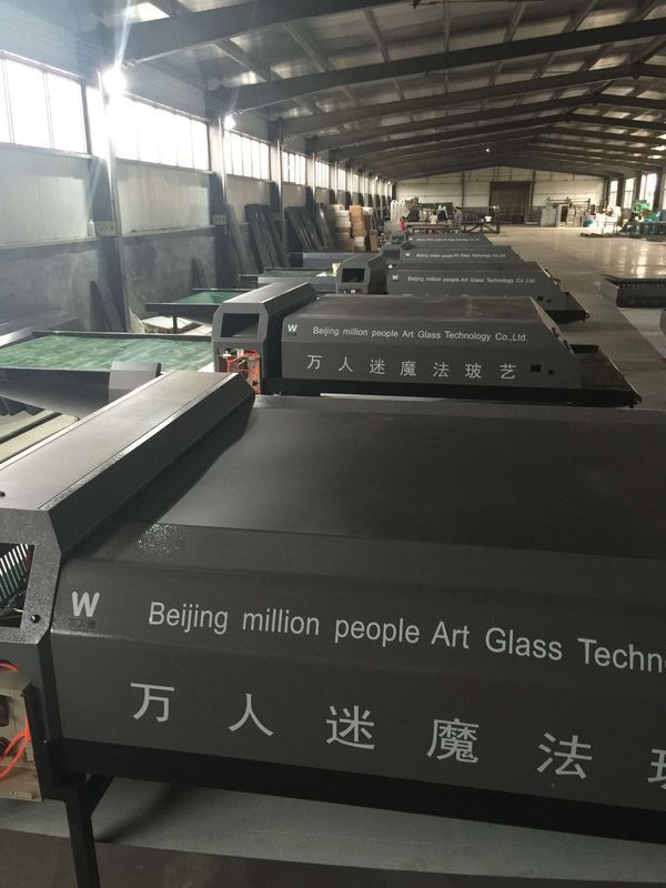 因为万人迷品牌就是魔法玻艺玻璃冰晶画机器发明人郑兴礼创建的品牌