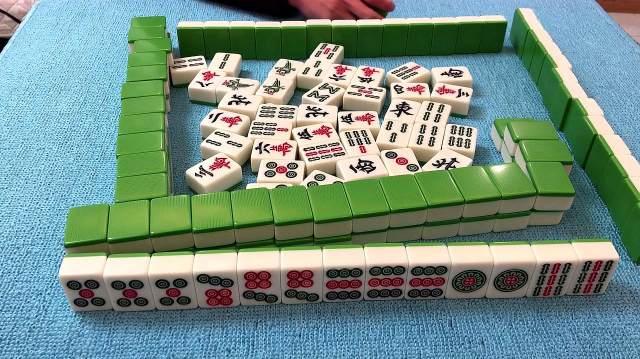 麻将:小伙自摸对对胡不要,整清一色单吊2筒,2筒你永远摸不到了