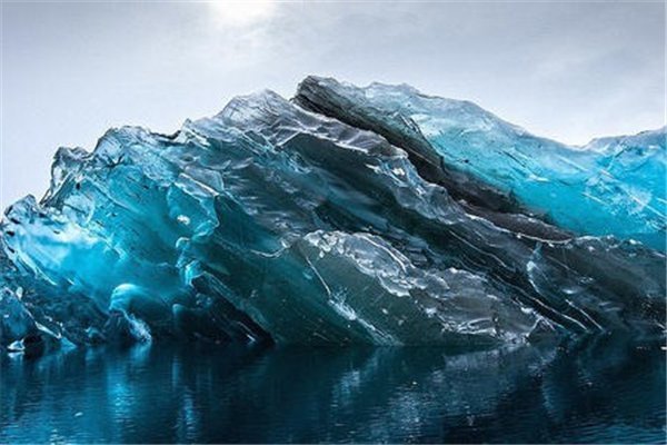 耸立在海面上的冰山,到底有多危险?