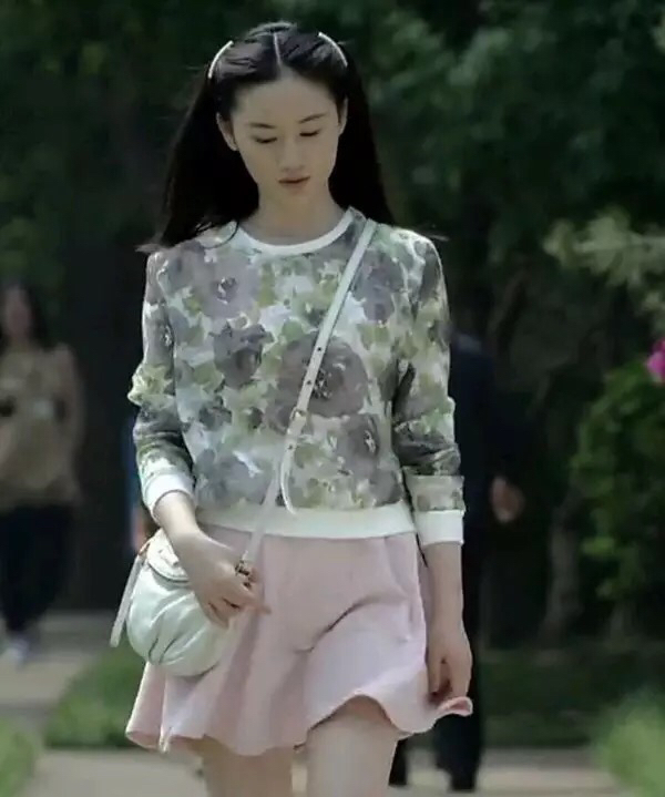 虎妈猫爸赵佳乐的包包是什么牌子,白色斜挎包