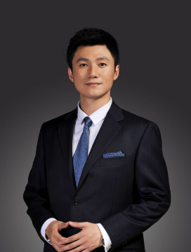 《军情解码》的主持人是罗旭,他本人应该没什么特别显赫的身家背景