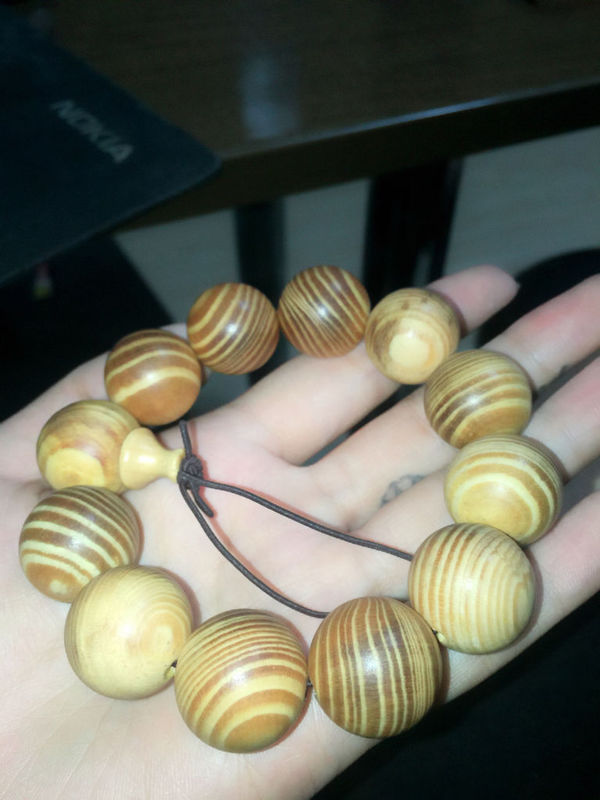 麻烦大家帮我看看这手串是什么木,有一股很浓的松油味,刚拿回来的时候