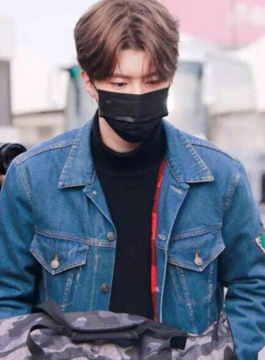 男生留中分自己用卷发棒怎么烫