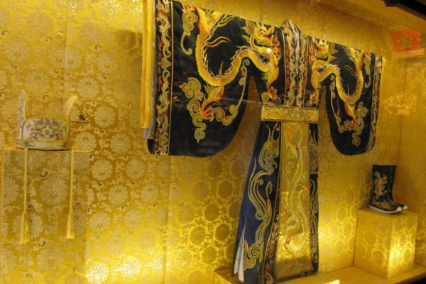 赵匡胤为何是黄袍加身,宋朝龙袍不是以红色为主的吗?