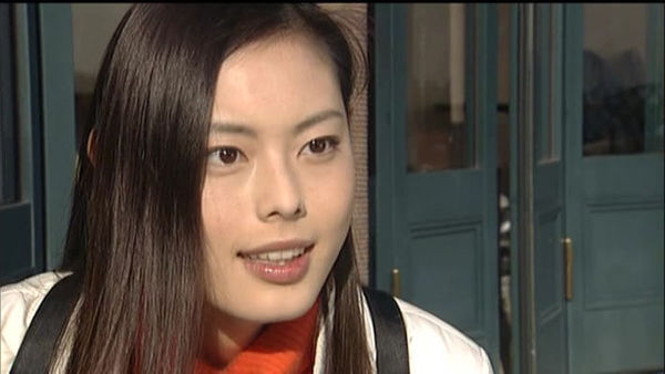 假面骑士555一直在三原身边的女生是谁