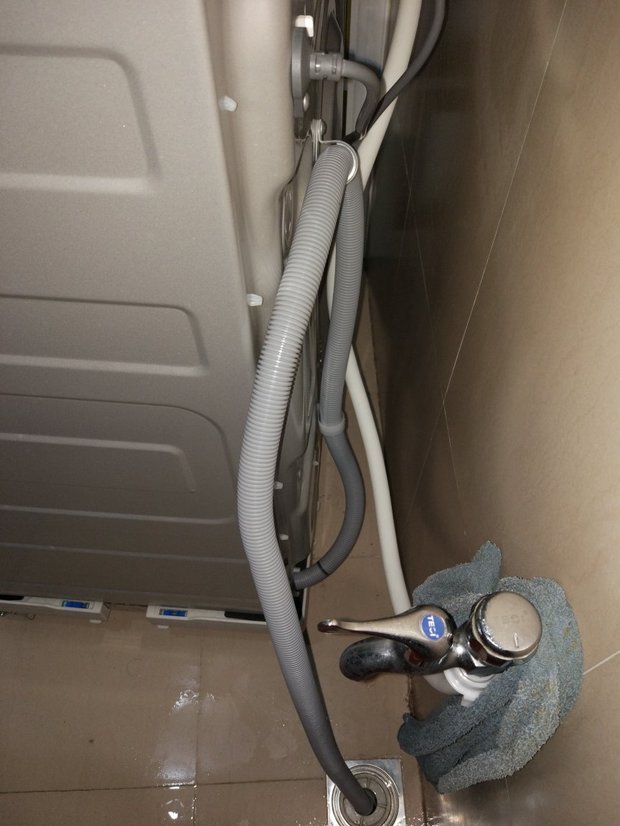 全自动洗衣机排水管这么放对吗