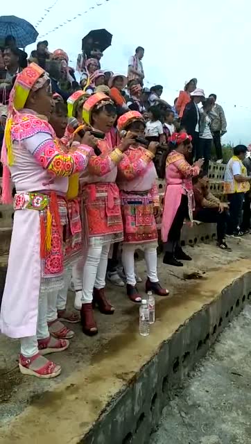 2017罗平富乐第三届火把节现场洒五子彝族原生态山歌对唱