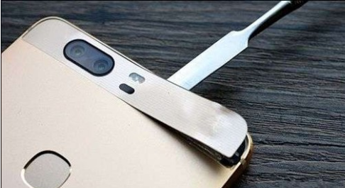 华为手机怎么打开后盖?