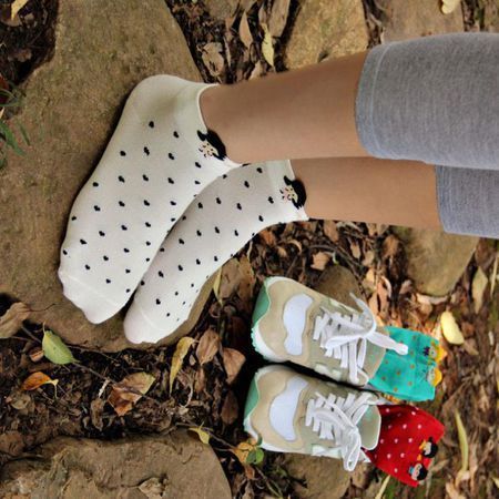 请问谁有女生只穿一只鞋或只穿袜子的的图?