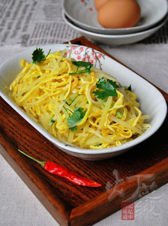 5克;  味精:3克;  料酒:5克;  花生油:1汤匙;  凉拌土豆鸡蛋丝的做法