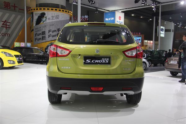 铃木车尾写着scross是什么车