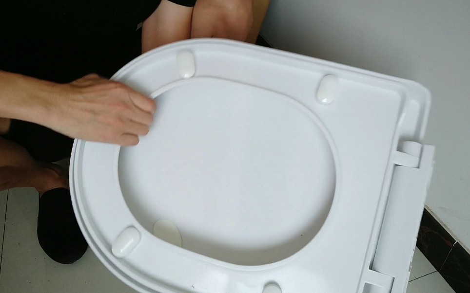 自己更换家中的 马桶盖  换马桶的师傅说,这样的视频你不要发了