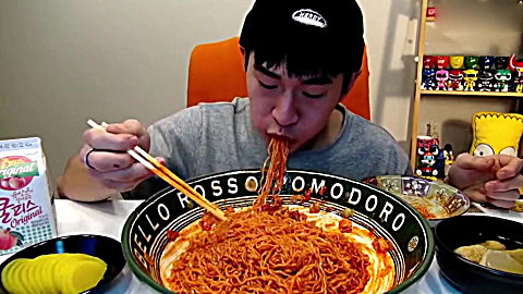 韩国奔驰小哥吃超大份火鸡面,一口吸溜下去真爽