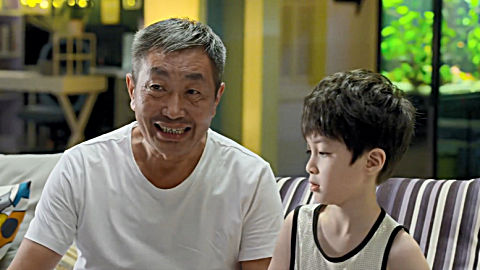 淘气爷孙: 爷爷和孙子抢 电视,哪料孙子花招百出, 爷爷败北