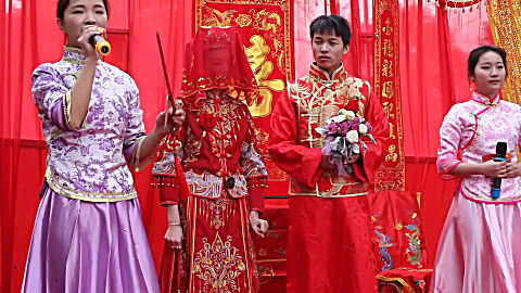 女方家为这个上门女婿请了两位美女 司仪主持这场很特别的 婚礼,祝俩