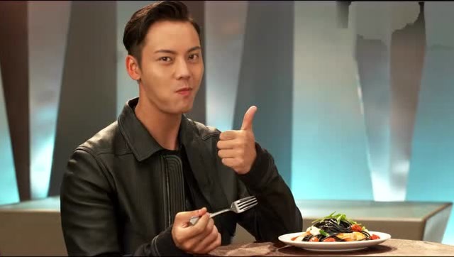  b>陈伟霆拍摄花絮 /b>之从不假吃系列,这也太可爱了吧!