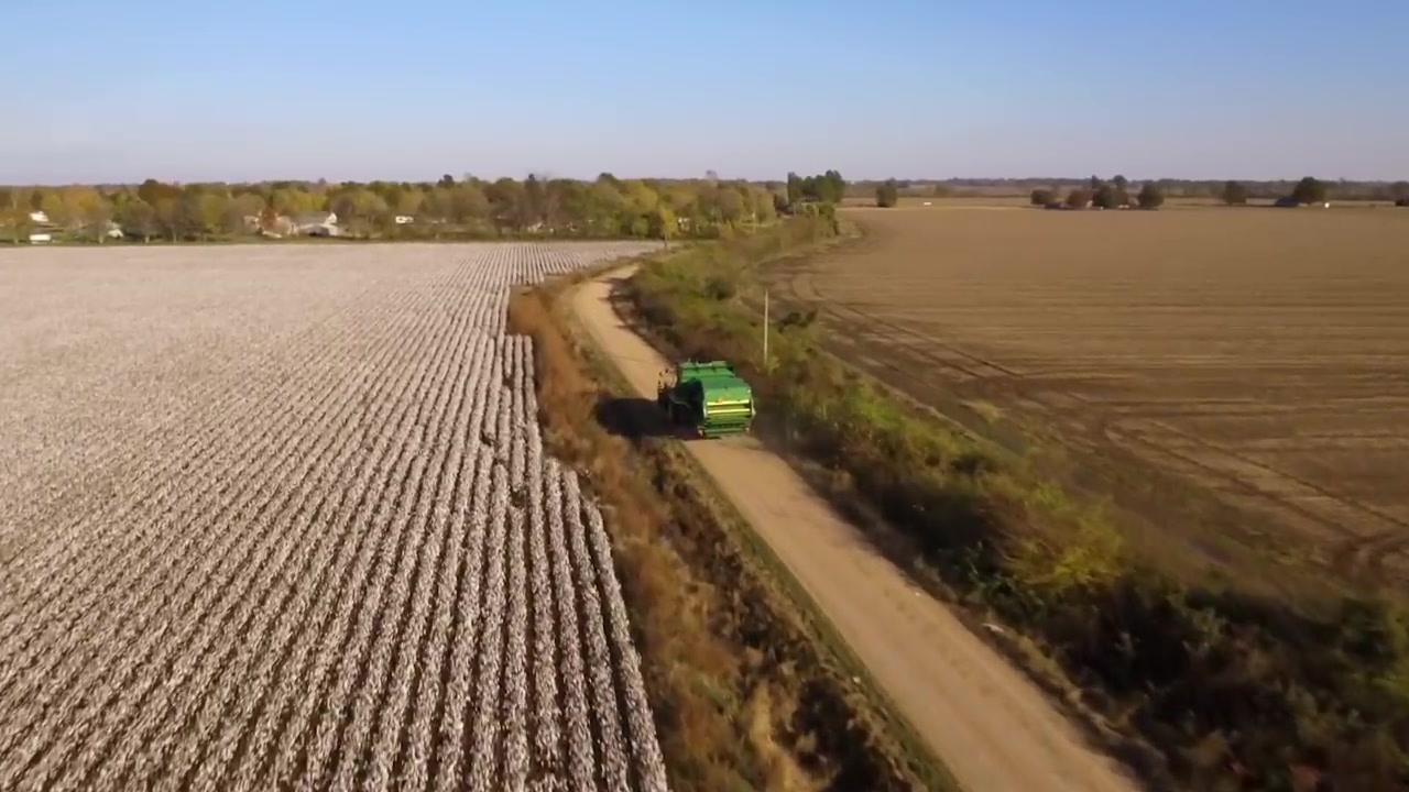 【農業機械】美國農機企業john deere(約翰迪爾)- 採棉機 工作中的