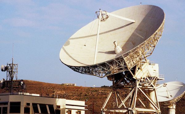 雷达 [léi dá]  利用电磁波探测目标的电子设备