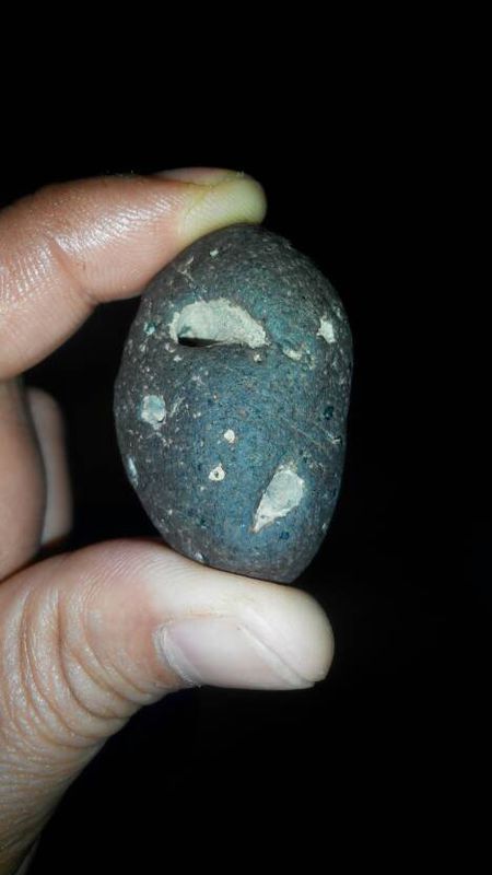 请问这个石头上有多个对穿孔词,是什么石头?孔洞怎么形成的?