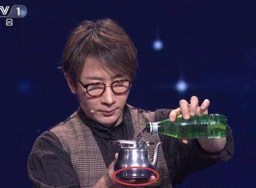 刘谦把碎纸条变成面条,他是如何做到的?