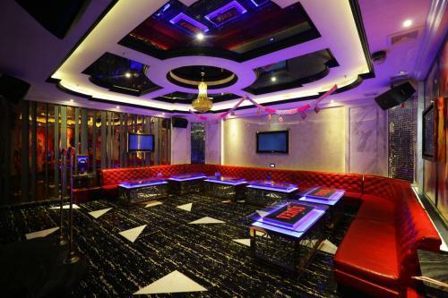 ktv里大风车 铁板烧 洗面奶是什么意思