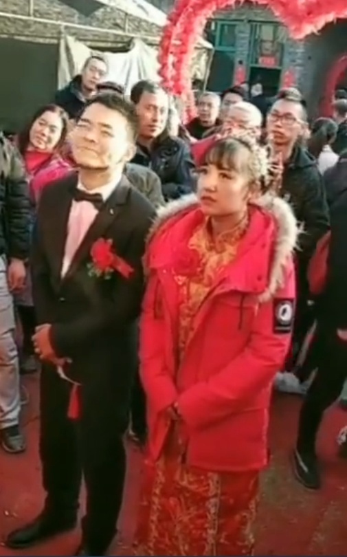 新郎结婚当日放新娘视频