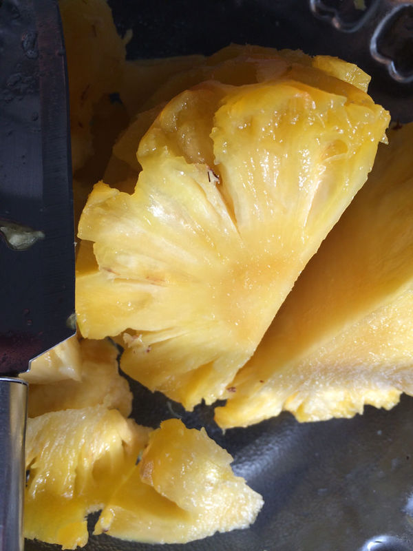 吃菠萝吃出来的,这都是什么阿,是不是虫子阿,很害怕阿,也不动,菠萝