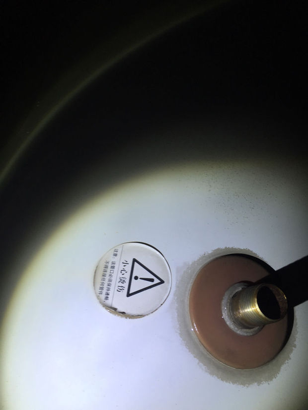 太阳雨太阳能热水器厢体上面的( 好像是叫溢水口吧)一直往外流水是