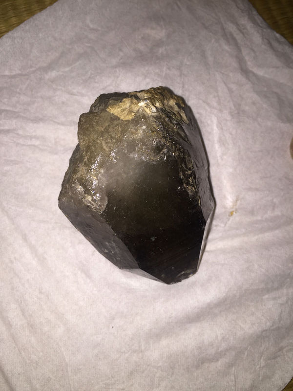 在石山中间开采的,不知道属于什么有人说是石胆,可以割玻璃,硬度和