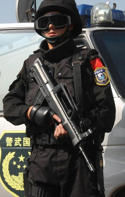 穿黑色衣服的特警是军人还是警察?